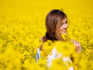 Обои цветы, девушка, улыбка, поле, настроения, flowers, girl, smile, field, mood разрешение 2560x1440 Загрузить