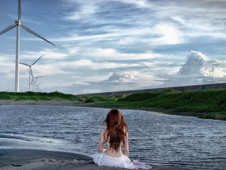 Обои небо, ветряки, облака, вода, озеро, девушка, пейзаж, спина, волосы, the sky, windmills, clouds, water, lake, girl, landscape, back, hair разрешение 1920x1200 Загрузить