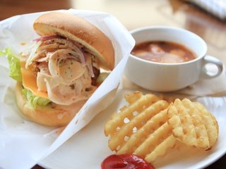 Обои бутерброд, сэндвич, овощи, мясо, тарелка, соус, картофель, чипсы, бургер, sandwich, vegetables, meat, plate, sauce, potatoes, chips, burger разрешение 3840x2160 Загрузить