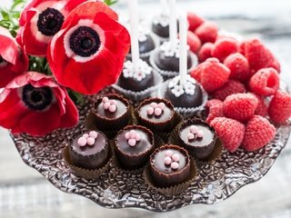 Обои цветы, малина, конфеты, маки, ягоды, шоколад, сладкое, десерт, flowers, raspberry, candy, maki, berries, chocolate, sweet, dessert разрешение 3000x1974 Загрузить