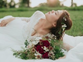 Обои цветы, платье, лето, букет, лицо, невеста, закрытые глаза, flowers, dress, summer, bouquet, face, the bride, closed eyes разрешение 2048x1365 Загрузить