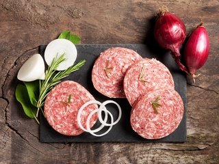 Обои зелень, доска, лук, колбаса, сервелат, greens, board, bow, sausage разрешение 5600x3733 Загрузить