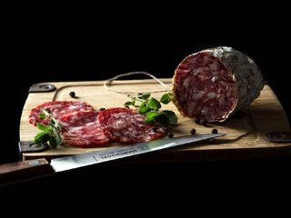 Обои доска, черный фон, нож, колбаса, специи, нарезка, board, black background, knife, sausage, spices, cutting разрешение 2048x1329 Загрузить