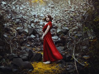 Обои природа, камни, девушка, платье, взгляд, модель, лицо, ronny garcia, no way out, nature, stones, girl, dress, look, model, face разрешение 2048x1583 Загрузить