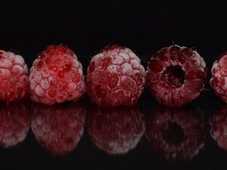 Обои макро, отражение, малина, иней, черный фон, ягоды, macro, reflection, raspberry, frost, black background, berries разрешение 5918x3328 Загрузить