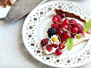 Обои малина, ягоды, тарелка, десерт, пирог, ежевика, смородина, raspberry, berries, plate, dessert, pie, blackberry, currants разрешение 2100x1185 Загрузить