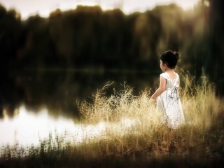 Обои озеро, природа, девочка, ребенок, белое платье, lake, nature, girl, child, white dress разрешение 2048x1365 Загрузить