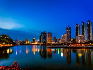 Обои ночь, огни, отражение, город, таиланд, бангкок, night, lights, reflection, the city, thailand, bangkok разрешение 3840x2560 Загрузить