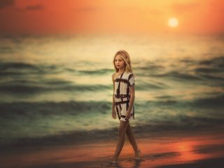 Обои берег, волны, песок, девочка, океан, edie layland, walking ocean sunset, shore, wave, sand, girl, the ocean разрешение 2048x1727 Загрузить