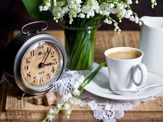 Обои цветы, кофе, часы, ландыши, букет, чашка, салфетка, будильник, flowers, coffee, watch, lilies of the valley, bouquet, cup, napkin, alarm clock разрешение 2048x1145 Загрузить