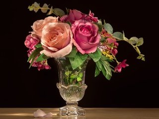 Обои цветы, бутоны, розы, лепестки, лепесток, черный фон, вазочка, flowers, buds, roses, petals, petal, black background, vase разрешение 2400x1711 Загрузить