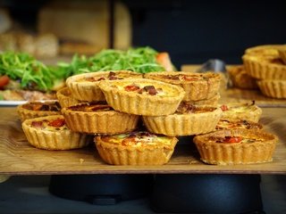 Обои зелень, еда, овощи, выпечка, начинка, тарталетки, greens, food, vegetables, cakes, filling, tartlets разрешение 6000x3376 Загрузить