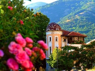 Обои горы, природа, розы, здания, старый дом, mountains, nature, roses, building, old house разрешение 2967x1803 Загрузить