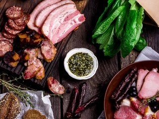 Обои мясо, колбаса, соус, ассорти, нарезка, шпинат, meat, sausage, sauce, cuts, cutting, spinach разрешение 2400x1590 Загрузить