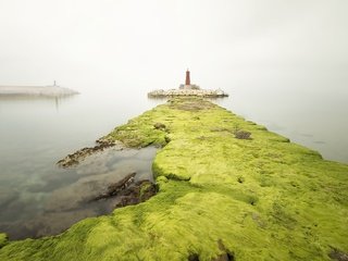 Обои камни, море, туман, маяк, пирс, stones, sea, fog, lighthouse, pierce разрешение 2048x1282 Загрузить