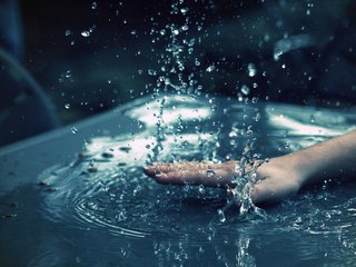 Обои вода, рука, макро, капли, брызги, water, hand, macro, drops, squirt разрешение 2560x1600 Загрузить