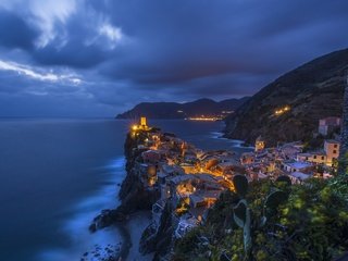 Обои ночь, море, дома, италия, утес, вернацца, night, sea, home, italy, rock, vernazza разрешение 2048x1367 Загрузить