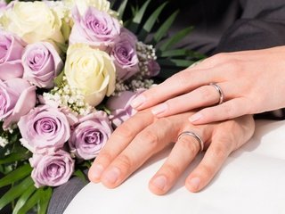 Обои розы, любовь, букет, руки, кольца, свадьба, roses, love, bouquet, hands, ring, wedding разрешение 2560x1600 Загрузить