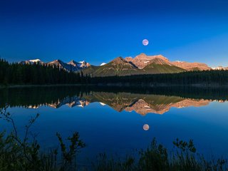 Обои озеро, горы, природа, лес, отражение, пейзаж, луна, lake, mountains, nature, forest, reflection, landscape, the moon разрешение 1920x1200 Загрузить