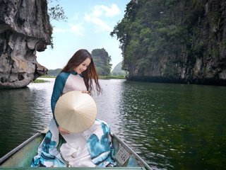 Обои скалы, азиатка, природа, девушка, платье, улыбка, лодка, модель, волосы, rocks, asian, nature, girl, dress, smile, boat, model, hair разрешение 2048x1291 Загрузить