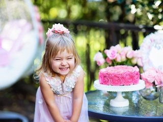 Обои торт, цветы, день рожденья, платье, улыбка, дети, радость, девочка, ребенок, праздник, cake, flowers, birthday, dress, smile, children, joy, girl, child, holiday разрешение 2800x1863 Загрузить