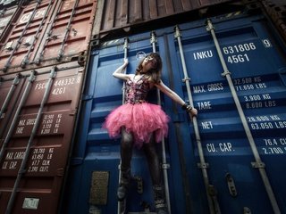 Обои девушка, поза, модель, контейнеры, шатенка, girl, pose, model, containers, brown hair разрешение 1920x1200 Загрузить