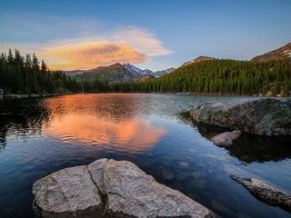 Обои небо, облака, озеро, горы, природа, камни, лес, the sky, clouds, lake, mountains, nature, stones, forest разрешение 1920x1200 Загрузить