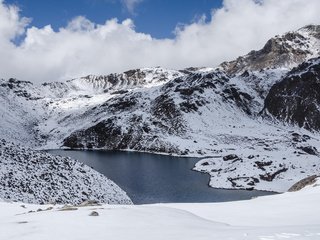 Обои небо, облака, озеро, горы, снег, природа, зима, пейзаж, the sky, clouds, lake, mountains, snow, nature, winter, landscape разрешение 1920x1200 Загрузить