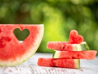 Обои сердечко, арбуз, кусочки, деревянная поверхность, heart, watermelon, pieces, wooden surface разрешение 2880x1800 Загрузить