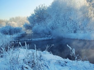 Обои река, снег, природа, лес, зима, кусты, мост, иней, river, snow, nature, forest, winter, the bushes, bridge, frost разрешение 1920x1200 Загрузить