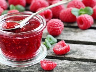 Обои малина, ягоды, ложка, баночка, варенье, raspberry, berries, spoon, jar, jam разрешение 2880x1800 Загрузить