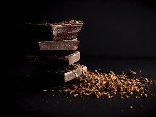 Обои черный фон, шоколад, сладкое, плитка, стружка, шоколадная стружка, black background, chocolate, sweet, tile, chips, chocolate chips разрешение 4591x3061 Загрузить