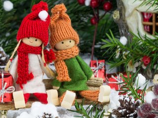 Обои вишня, новый год, рождество, елка, куклы, украшения, ветки, шарф, подарки, коробочки, фигурки, игрушки, шапка, cherry, new year, christmas, tree, doll, decoration, branches, scarf, gifts, boxes, figures, toys, hat разрешение 5184x3456 Загрузить