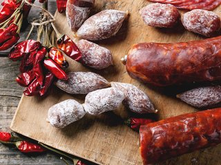 Обои колбаса, перец, сосиски, мясные продукты, копчения, sausage, pepper, meat products, smoked разрешение 1920x1200 Загрузить