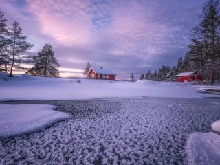 Обои небо, домики, облака, деревья, река, снег, природа, зима, пейзаж, the sky, houses, clouds, trees, river, snow, nature, winter, landscape разрешение 1920x1200 Загрузить