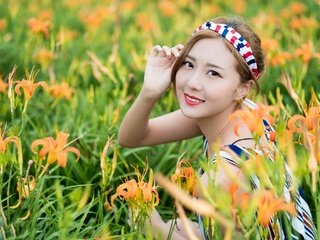 Обои цветы, боке, девушка, улыбка, взгляд, модель, лицо, лилии, азиатка, flowers, bokeh, girl, smile, look, model, face, lily, asian разрешение 2048x1366 Загрузить