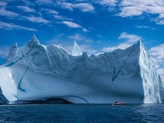Обои небо, облака, море, айсберг, катер, льды, гренландия, ледники, the sky, clouds, sea, iceberg, boat, ice, greenland, glaciers разрешение 2048x1084 Загрузить