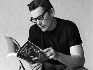 Обои очки, чёрно-белое, актёр, книга, итан хоук, glasses, black and white, actor, book, ethan hawke разрешение 1920x1440 Загрузить