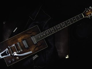 Обои гитара, музыка, черный фон, электрогитара, кожаная куртка, guitar, music, black background, electric guitar, leather jacket разрешение 2048x1270 Загрузить