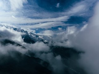 Обои небо, облака, горы, туман, the sky, clouds, mountains, fog разрешение 3840x2484 Загрузить