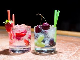 Обои виноград, трубочки, клубника, лёд, ягоды, вишня, коктейль, напитки, стаканы, grapes, tube, strawberry, ice, berries, cherry, cocktail, drinks, glasses разрешение 5760x3840 Загрузить
