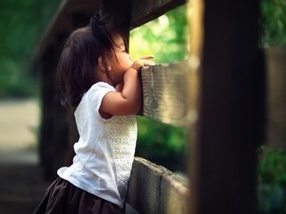 Обои забор, дети, девочка, ребенок, любопытство, боке, the fence, children, girl, child, curiosity, bokeh разрешение 2048x1454 Загрузить