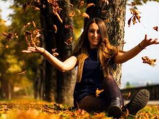 Обои природа, эмоции, листья, девушка, осень, модель, сидит, волосы, лицо, nature, emotions, leaves, girl, autumn, model, sitting, hair, face разрешение 2592x1600 Загрузить