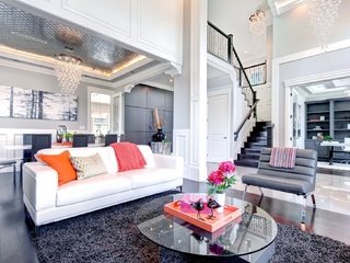 Обои интерьер, дизайн, люстра, кресло, мебель, диван, гостиная, interior, design, chandelier, chair, furniture, sofa, living room разрешение 2000x1311 Загрузить