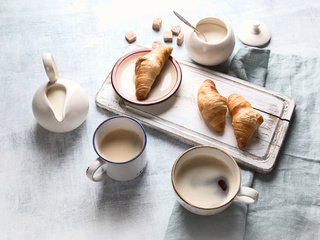 Обои кофе, завтрак, сливки, круассаны, разделочная доска, coffee, breakfast, cream, croissants, cutting board разрешение 6720x4480 Загрузить
