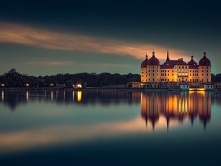 Обои ночь, огни, вечер, озеро, здания, германия, морицбург, night, lights, the evening, lake, building, germany, moritzburg разрешение 1920x1200 Загрузить