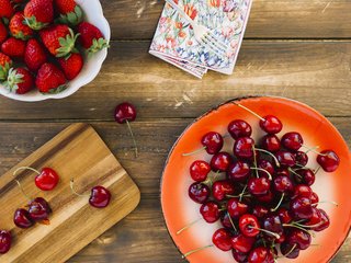 Обои клубника, ягоды, вишня, тарелка, разделочная доска, strawberry, berries, cherry, plate, cutting board разрешение 4733x3155 Загрузить