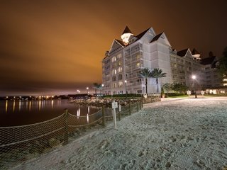 Обои ночь, берег, пейзаж, город, здание, отель, night, shore, landscape, the city, the building, the hotel разрешение 2048x1365 Загрузить