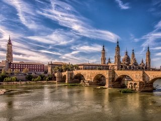 Обои мост, город, башни, испания, сарагоса, bridge, the city, tower, spain, zaragoza разрешение 2048x1152 Загрузить