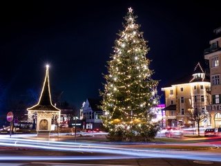 Обои ночь, новый год, елка, зима, австрия, улица, гирлянды, night, new year, tree, winter, austria, street, garland разрешение 2048x1272 Загрузить